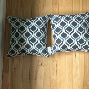 Set of accent pillows. Like brand new.